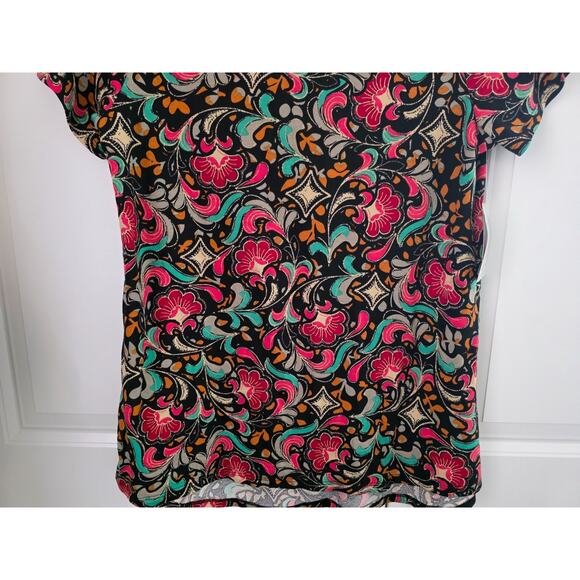 LuLaRoe Classic T Shirt Size M Black & Red Floral Short Sleeve NEW - Picture 3 of 6